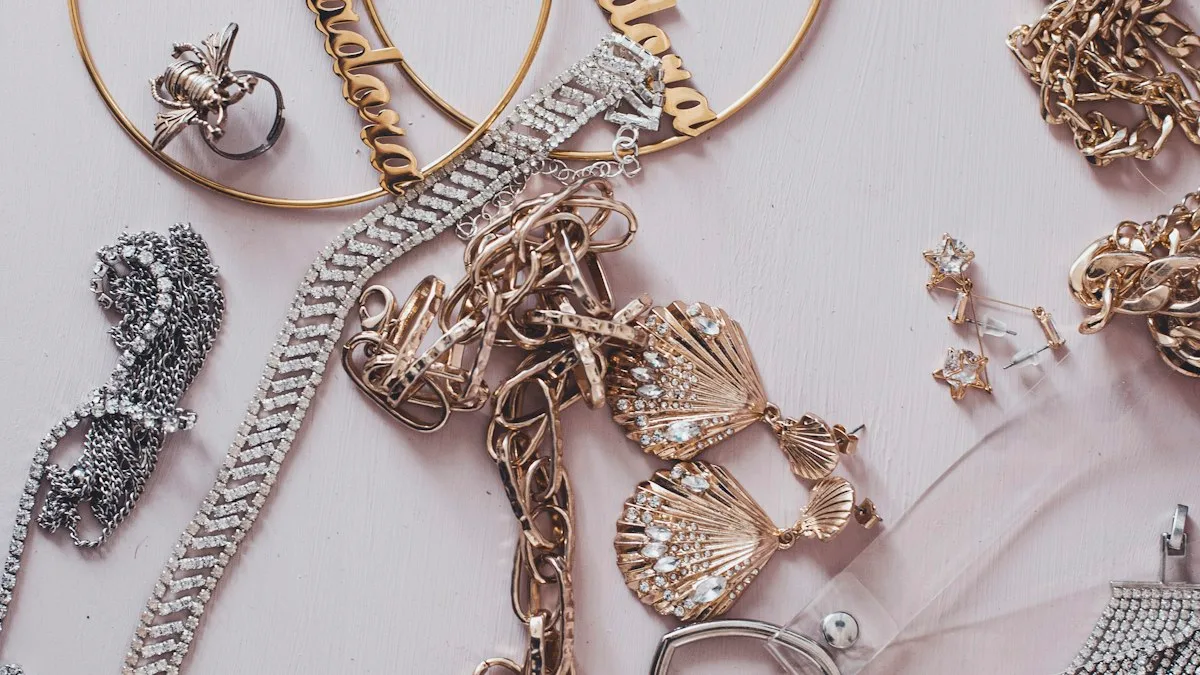 Ear Cuff e Piercing Fake: Como Criar um Mix de Orelha Cheia sem Furo