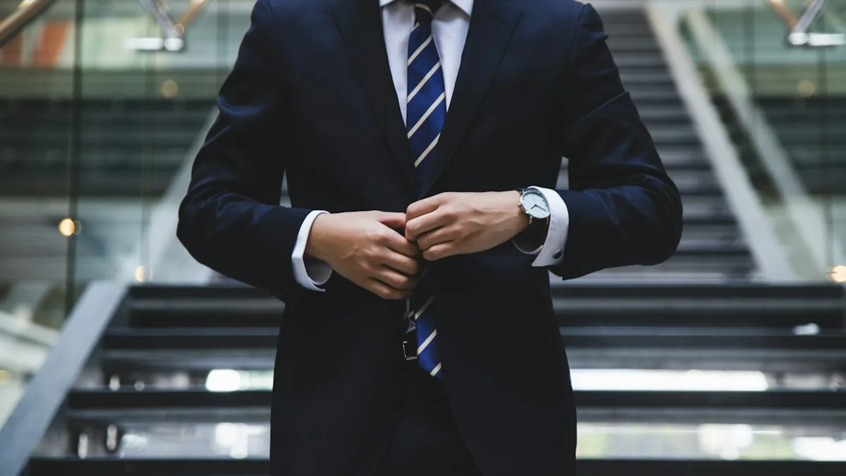 Semijoias para o Trabalho: Como Montar Looks Elegantes e Discretos